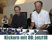OB Christian Ude und Harald Strötgen, Vorstandsvorsitzender der Stadtsparkasse München, eröffneten mit einem spannenden Spiel das Kicker-Turnier, das der S-Club der Stadtsparkasse auf der "18.jetzt"-Party im Rathaus veranstaltet hat. (Foto: SSKM)